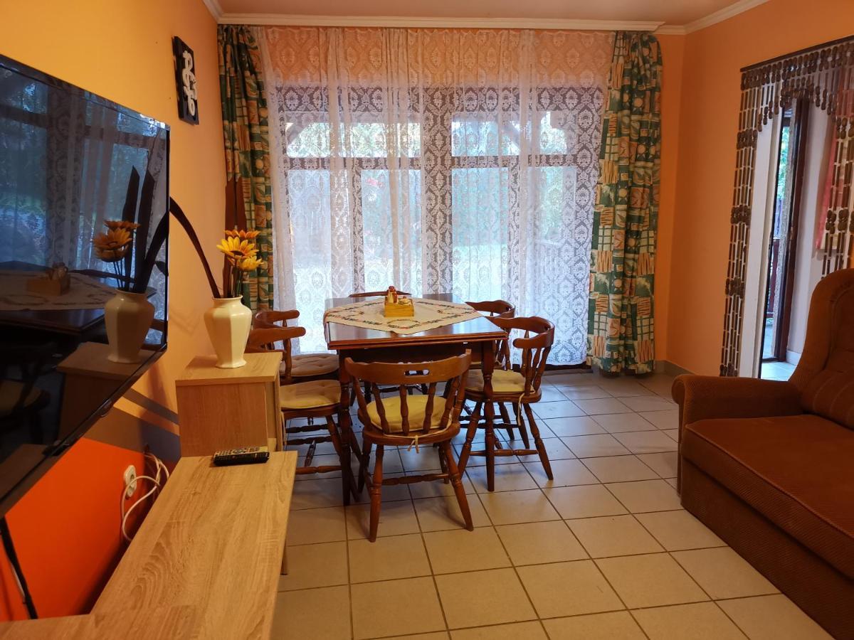 Erika vendégház centrumban Balatonkeresztúr Esterno foto