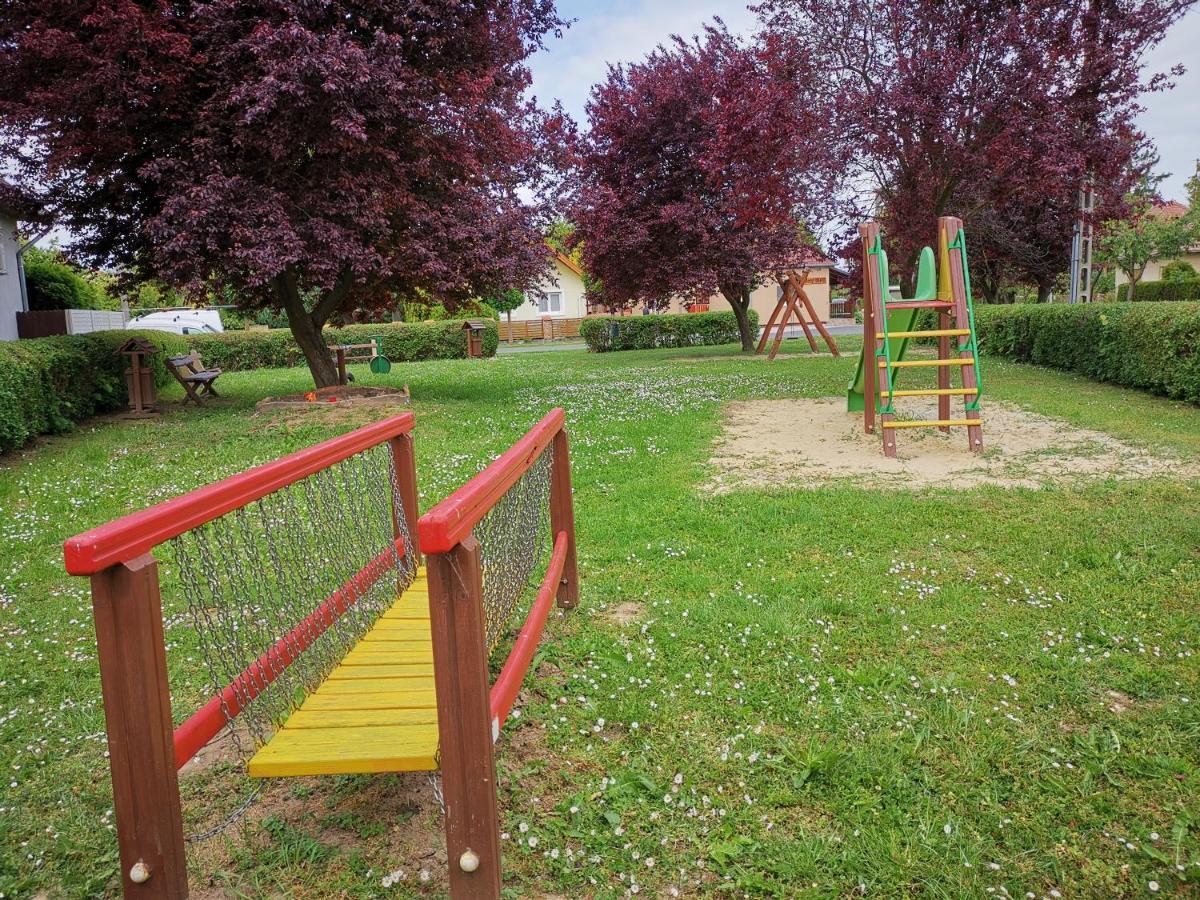 Erika vendégház centrumban Balatonkeresztúr Esterno foto