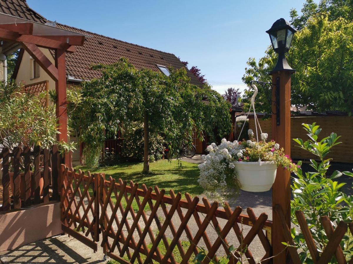 Erika vendégház centrumban Balatonkeresztúr Esterno foto