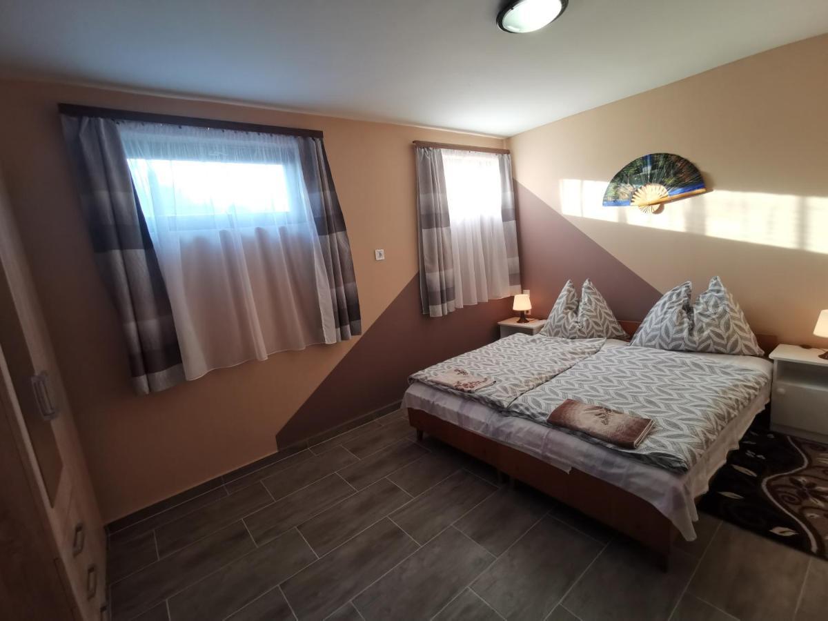 Erika vendégház centrumban Balatonkeresztúr Esterno foto