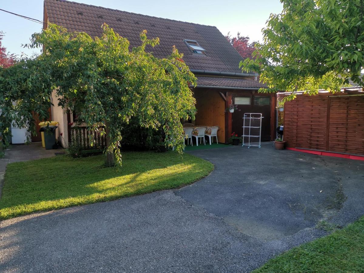 Erika vendégház centrumban Balatonkeresztúr Esterno foto