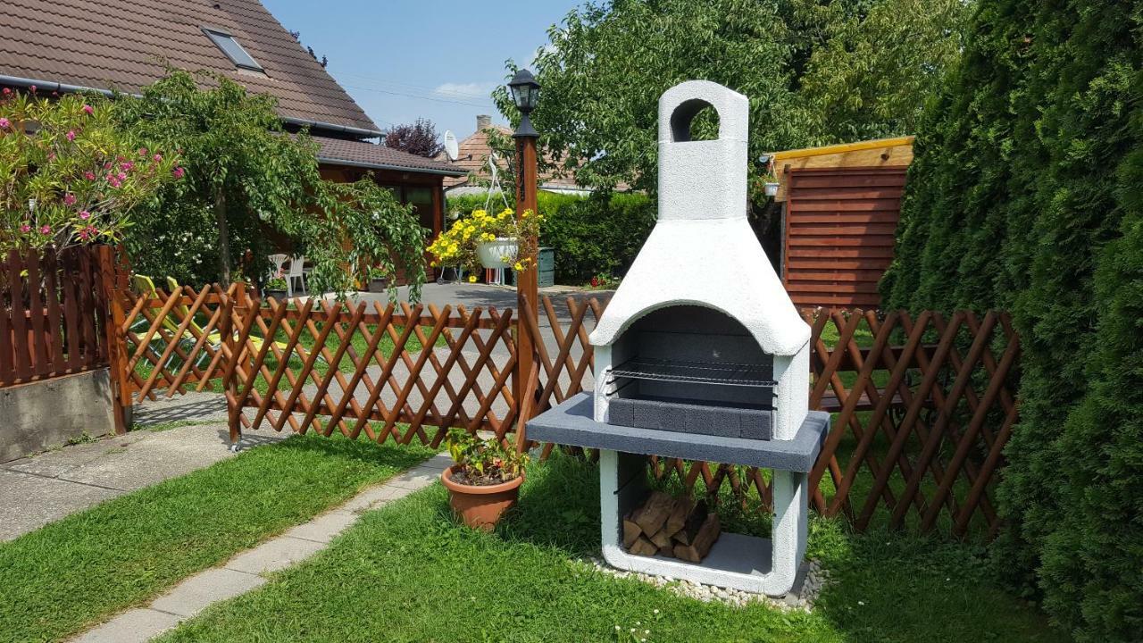 Erika vendégház centrumban Balatonkeresztúr Esterno foto
